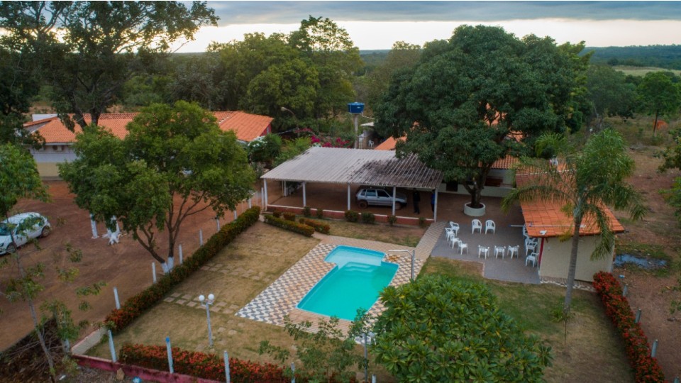 Vista aérea da clínica de reabilitação de álcool e drogas masculina e feminina em Nossa Senhora do Livramento - MT. Na imagem é possivel ver uma piscina e a estrutura da clínica.